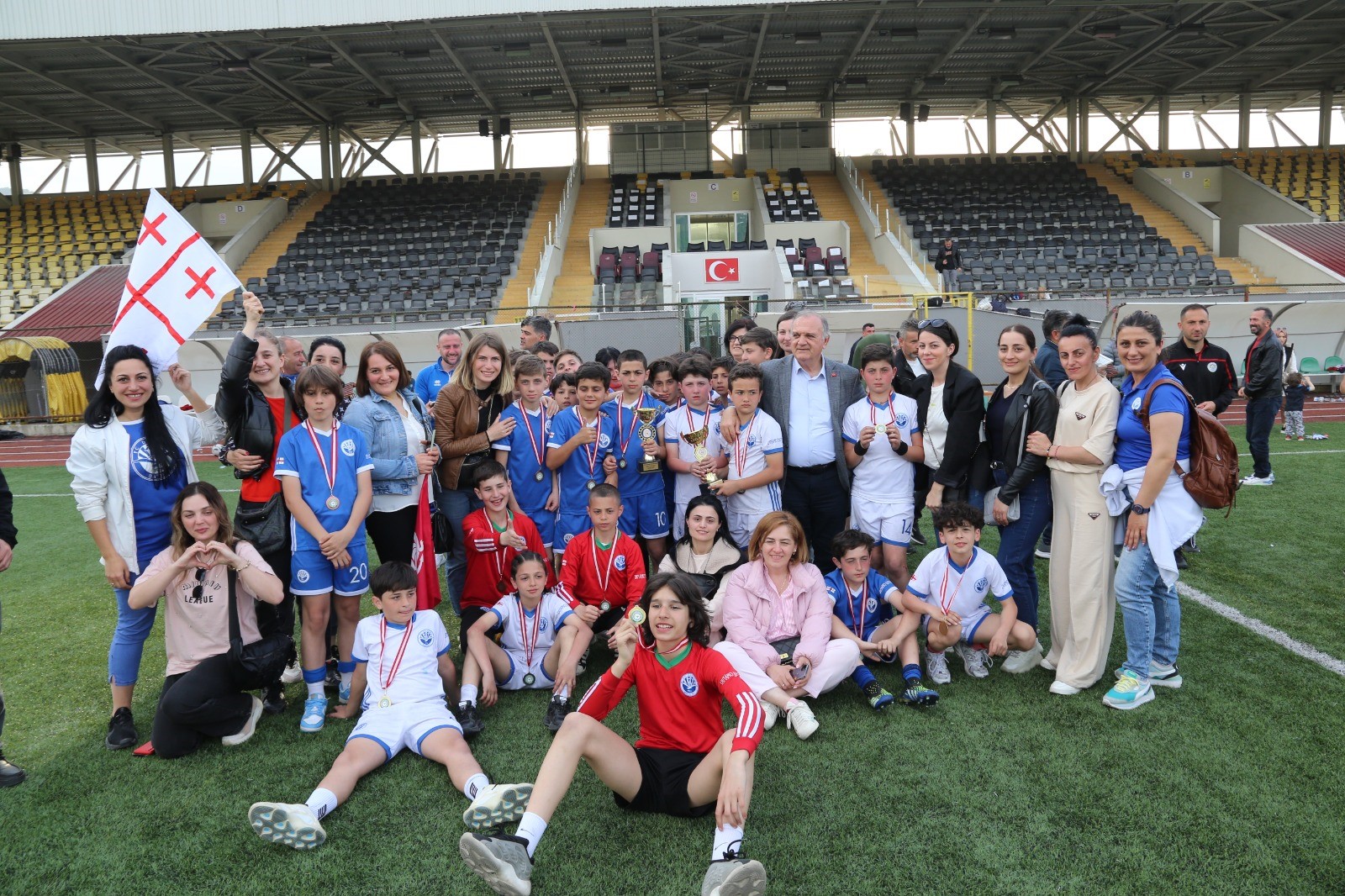 U12 ULUSLARARASI ARHAVİ FUTBOL TURNUVASI ARHAVİ İLÇE STADINDA YAPILDI